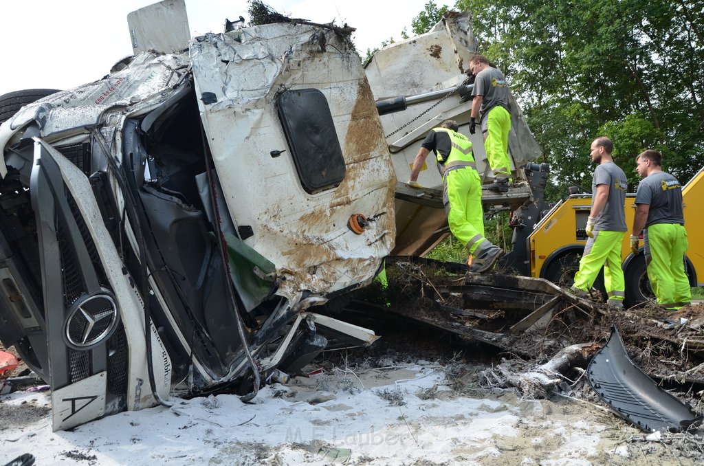 LKW umgestuerzt A 1 Rich Saarbruecken P145.JPG